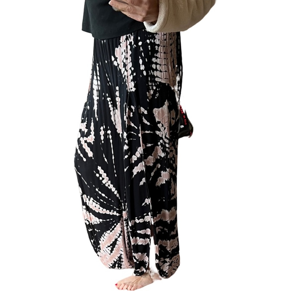 Wide pants with long side slits. - Picture 3 of 6